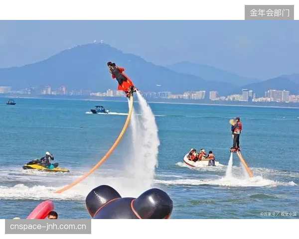 海南萬寧“衝浪教室”利用旅遊旺季的商業收入，实现了对本地青少年全年免费的公益教学覆盖